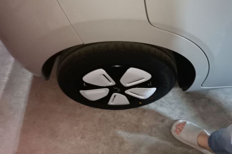 Used Wuling Hongguang MINIEV 2025 Four-Door Version Advanced Edition Right Rear Wheel Hub