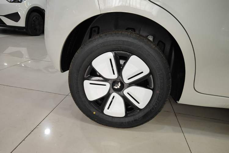 Used Wuling Hongguang MINIEV 2025 Four-Door Version Advanced Edition Right Rear Wheel Hub