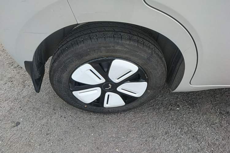 Used Wuling Hongguang MINIEV 2025 Four-Door Version Advanced Edition Right Rear Wheel Hub