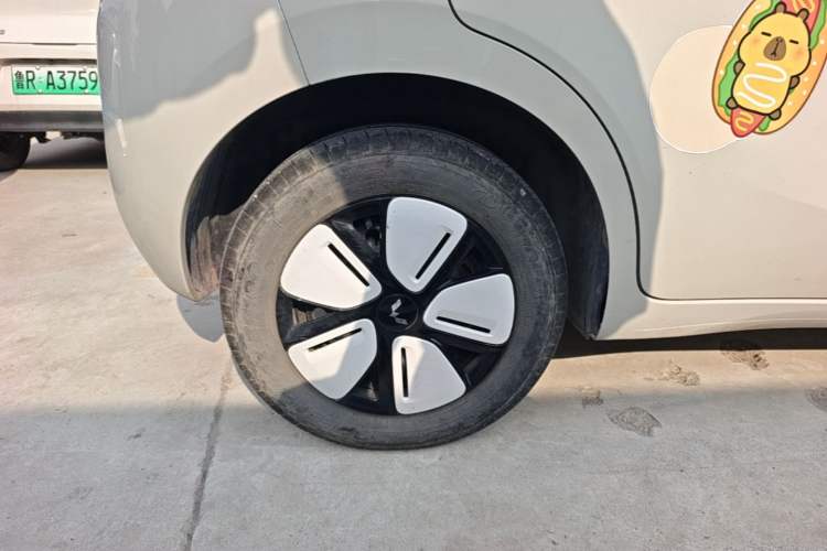 Used Wuling Hongguang MINIEV 2025 Four-Door Version Premium Edition Right Rear Wheel Hub