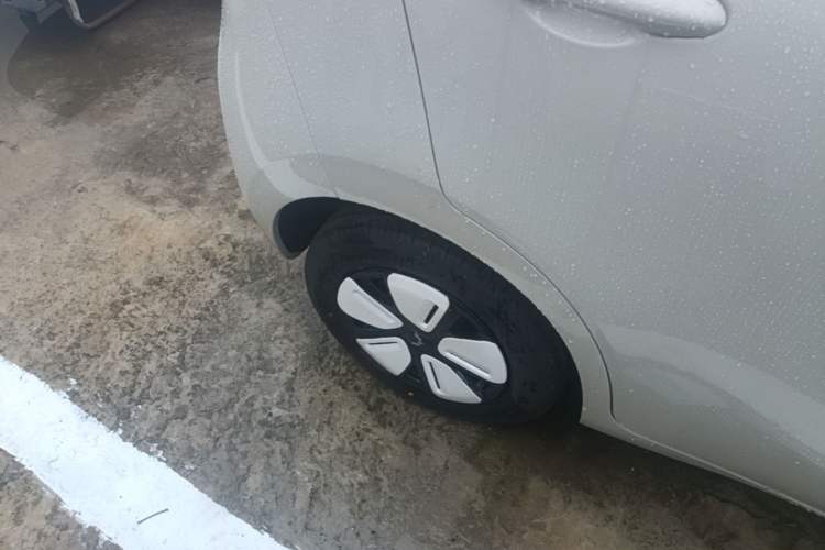 Used Wuling Hongguang MINIEV 2025 Four-Door Version Advanced Edition Right Rear Wheel Hub