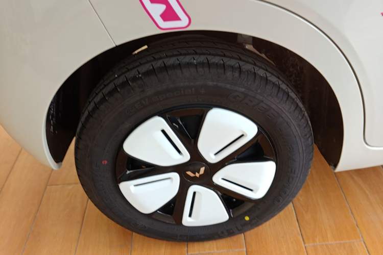 Used Wuling Hongguang MINIEV 2025 Four-Door Version Zhenxiang+ Edition Right Rear Wheel Hub