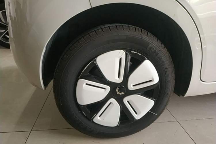 Used Wuling Hongguang MINIEV 2025 Four-Door Version Advanced Edition Right Rear Wheel Hub
