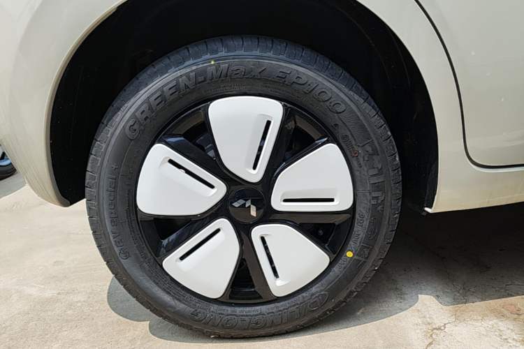 Used Wuling Hongguang MINIEV 2025 Four-Door Version Advanced Edition Right Rear Wheel Hub