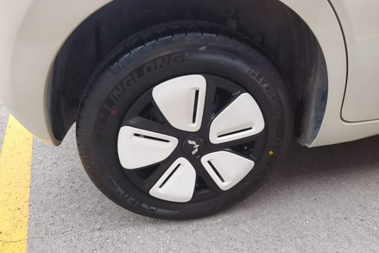 Used Wuling Hongguang MINIEV 2025 Four-Door Version Advanced Edition Right Rear Wheel Hub