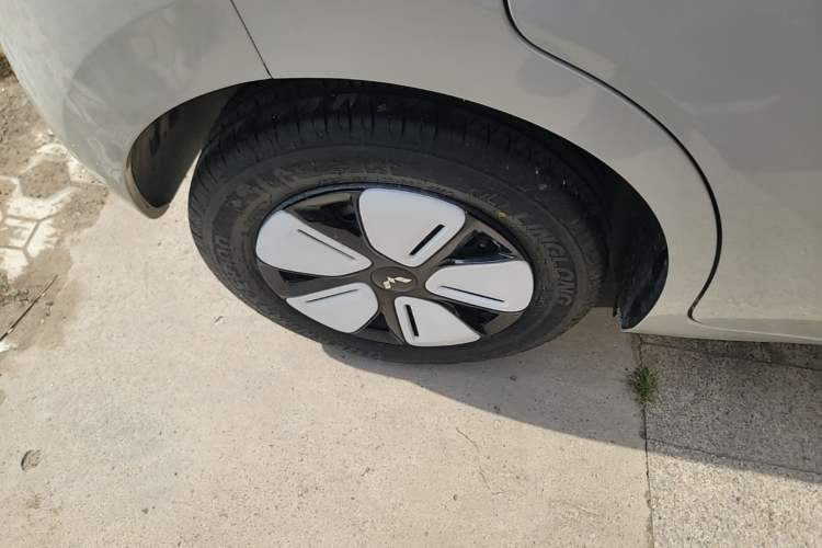 Used Wuling Hongguang MINIEV 2025 Four-Door Version Premium Edition Right Rear Wheel Hub