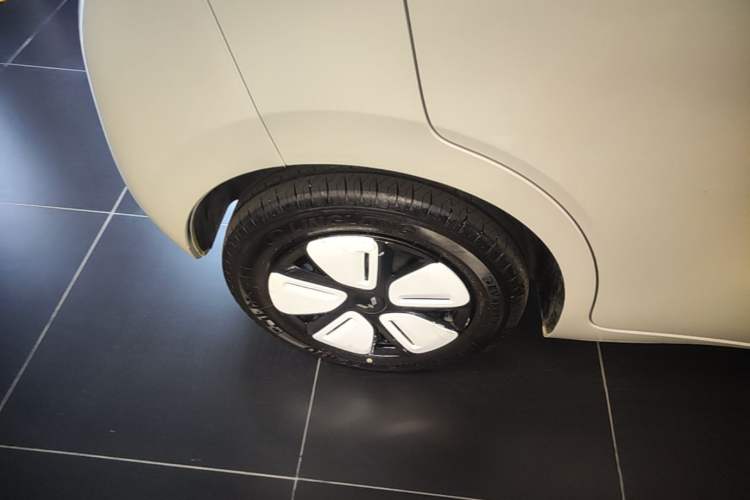 Used Wuling Hongguang MINIEV 2025 Four-Door Version Advanced Edition Right Rear Wheel Hub