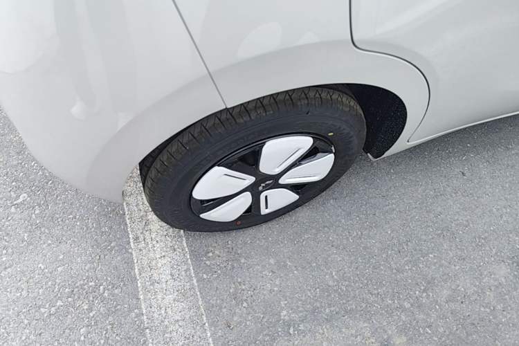 Used Wuling Hongguang MINIEV 2025 Four-Door Version Advanced Edition Right Rear Wheel Hub