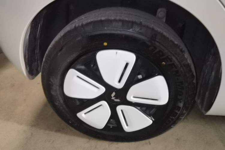 Used Wuling Hongguang MINIEV 2025 Four-Door Version Advanced Edition Right Rear Wheel Hub