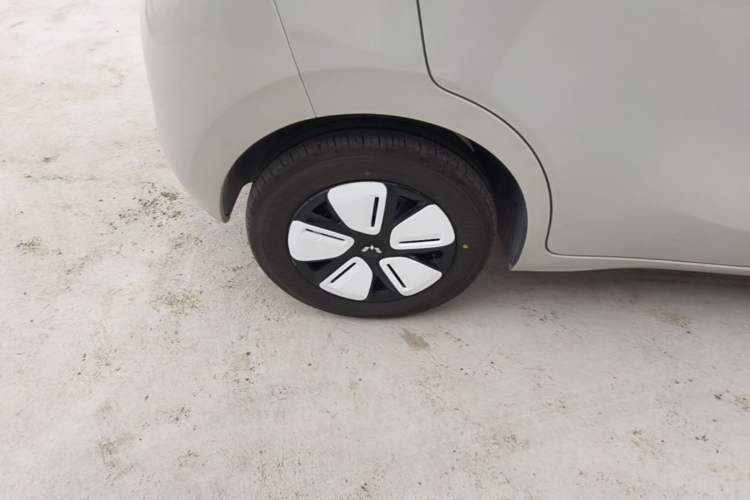 Used Wuling Hongguang MINIEV 2025 Four-Door Version Advanced Edition Right Rear Wheel Hub