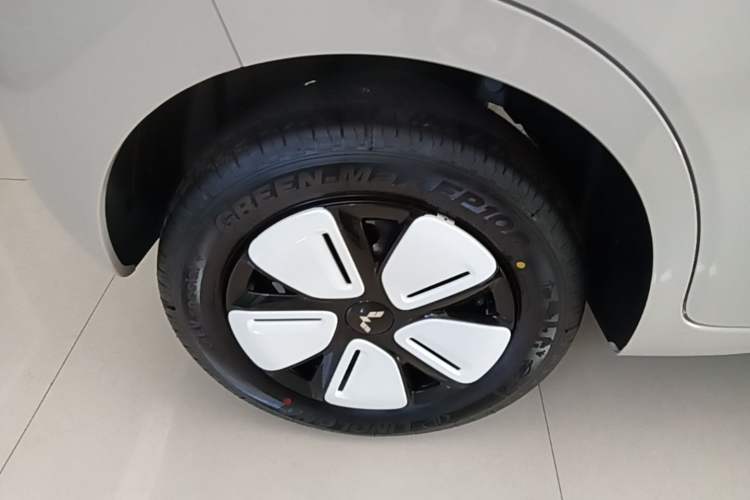 Used Wuling Hongguang MINIEV 2025 Four-Door Version Advanced Edition Right Rear Wheel Hub