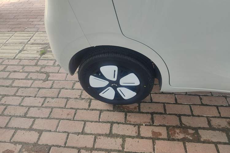 Used Wuling Hongguang MINIEV 2025 Four-Door Version Advanced Edition Right Rear Wheel Hub