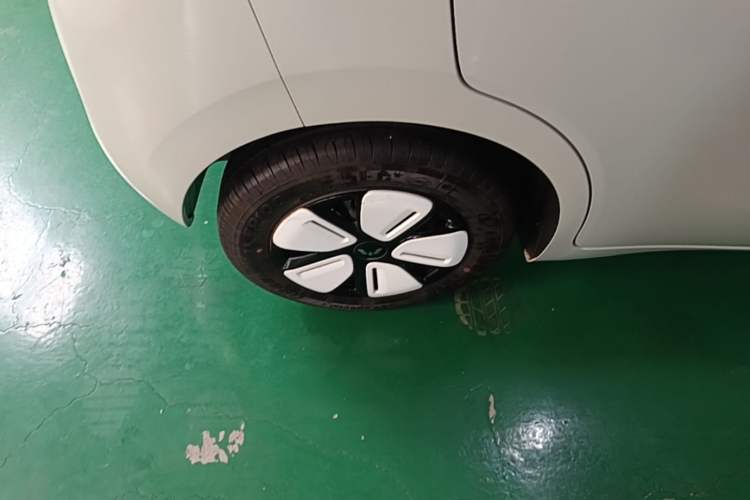 Used Wuling Hongguang MINIEV 2025 Four-Door Version Advanced Edition Right Rear Wheel Hub