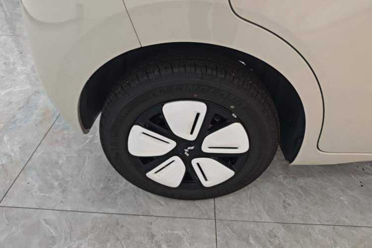 Used Wuling Hongguang MINIEV 2025 Four-Door Version Advanced Edition Right Rear Wheel Hub