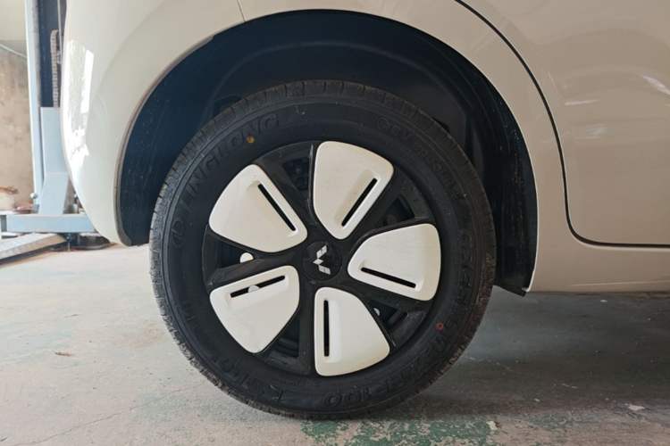 Used Wuling Hongguang MINIEV 2025 Four-Door Version Advanced Edition Right Rear Wheel Hub