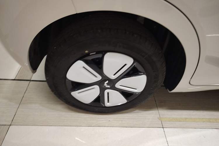 Used Wuling Hongguang MINIEV 2025 Four-Door Version Advanced Edition Right Rear Wheel Hub