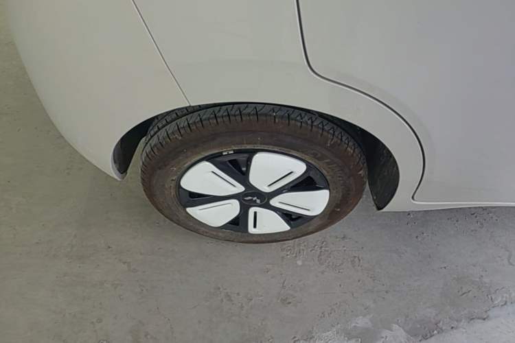 Used Wuling Hongguang MINIEV 2025 Four-Door Version Advanced Edition Right Rear Wheel Hub