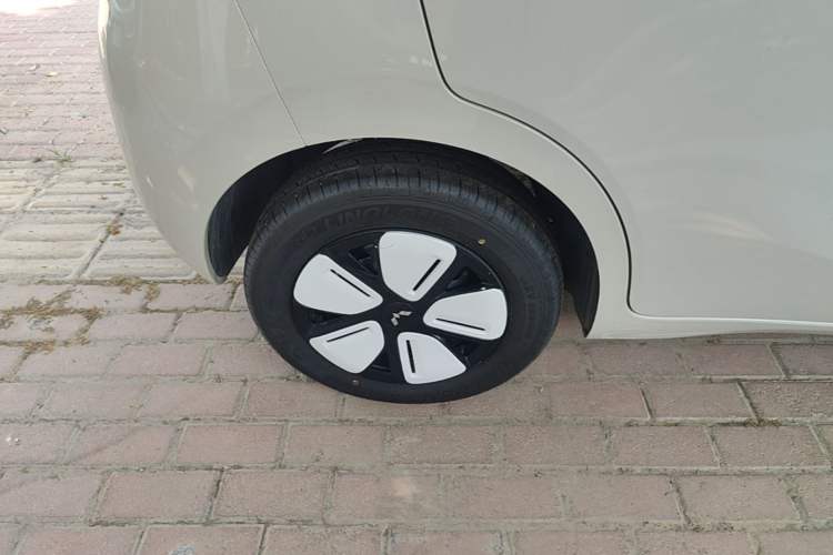 Used Wuling Hongguang MINIEV 2025 Four-Door Version Advanced Edition Right Rear Wheel Hub