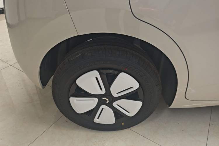 Used Wuling Hongguang MINIEV 2025 Four-Door Version Premium Edition Right Rear Wheel Hub