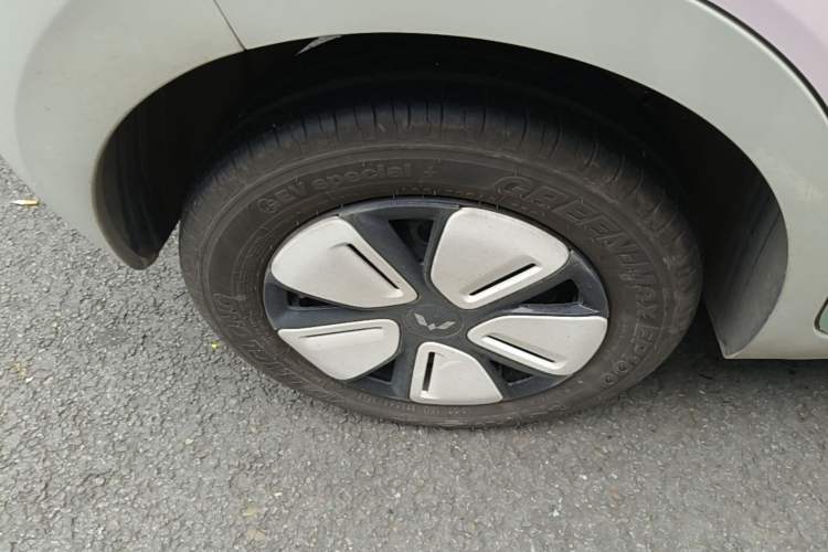 Used Wuling Hongguang MINIEV 2025 Four-Door Version Premium Edition Right Rear Wheel Hub