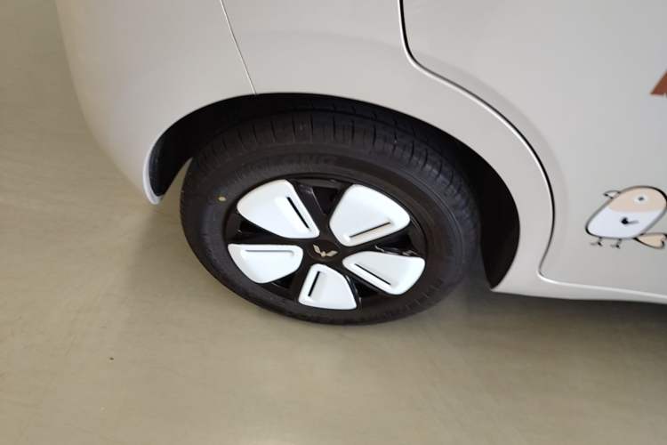 Used Wuling Hongguang MINIEV 2025 Four-Door Version Advanced Edition Right Rear Wheel Hub