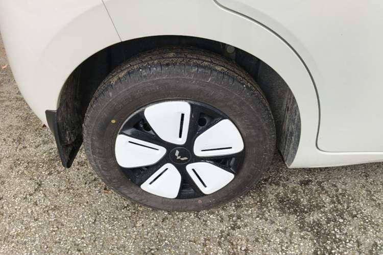 Used Wuling Hongguang MINIEV 2025 Four-Door Version Advanced Edition Right Rear Wheel Hub