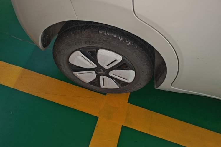 Used Wuling Hongguang MINIEV 2025 Four-Door Version Premium Edition Right Rear Wheel Hub