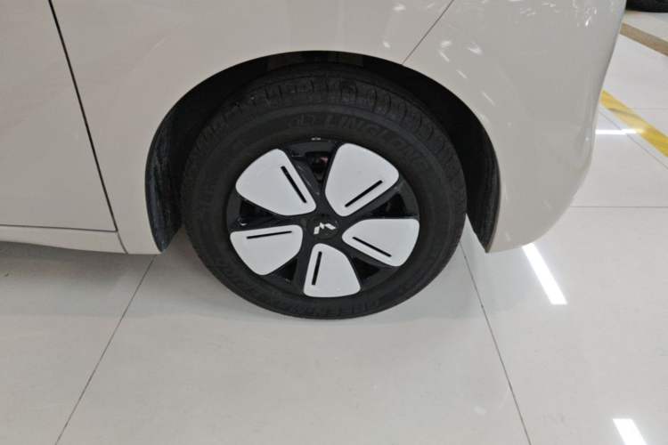 Used Wuling Hongguang MINIEV 2025 Four-Door Version Advanced Edition Right Rear Wheel Hub