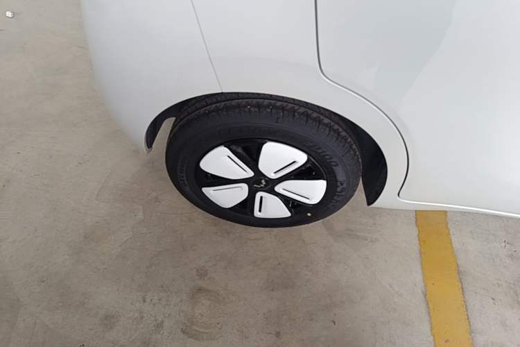 Used Wuling Hongguang MINIEV 2025 Four-Door Version Advanced Edition Right Rear Wheel Hub