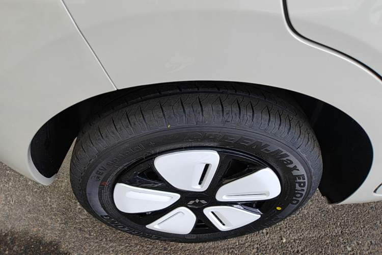 Used Wuling Hongguang MINIEV 2025 Four-Door Version Advanced Edition Right Rear Wheel Hub