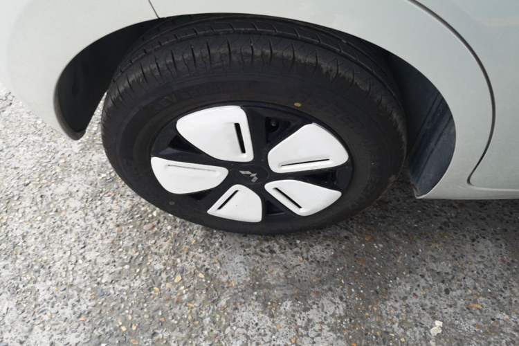 Used Wuling Hongguang MINIEV 2025 Four-Door Version Advanced Edition Right Rear Wheel Hub