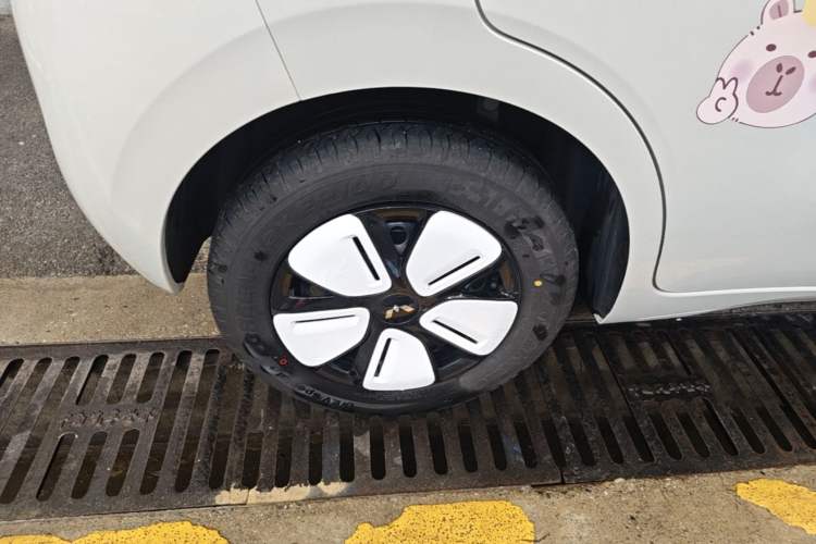 Used Wuling Hongguang MINIEV 2025 Four-Door Version Advanced Edition Right Rear Wheel Hub
