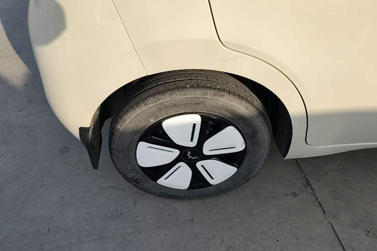 Used Wuling Hongguang MINIEV 2025 Four-Door Version Advanced Edition Right Rear Wheel Hub