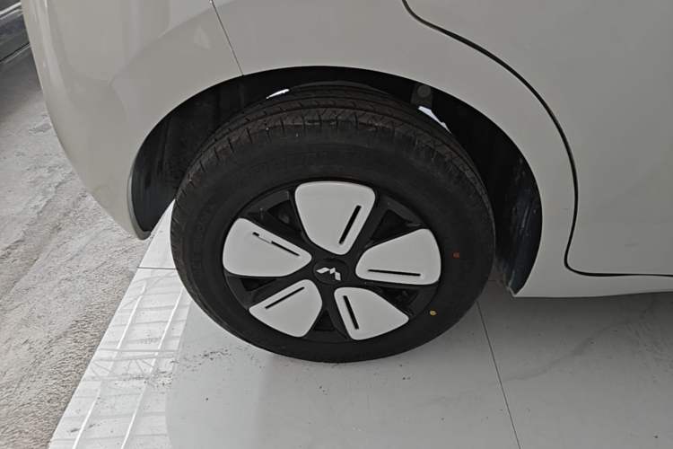 Used Wuling Hongguang MINIEV 2025 Four-Door Version Zhenxiang+ Edition Right Rear Wheel Hub
