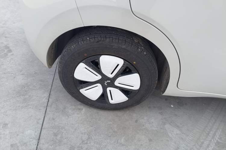 Used Wuling Hongguang MINIEV 2025 Four-Door Version Advanced Edition Right Rear Wheel Hub