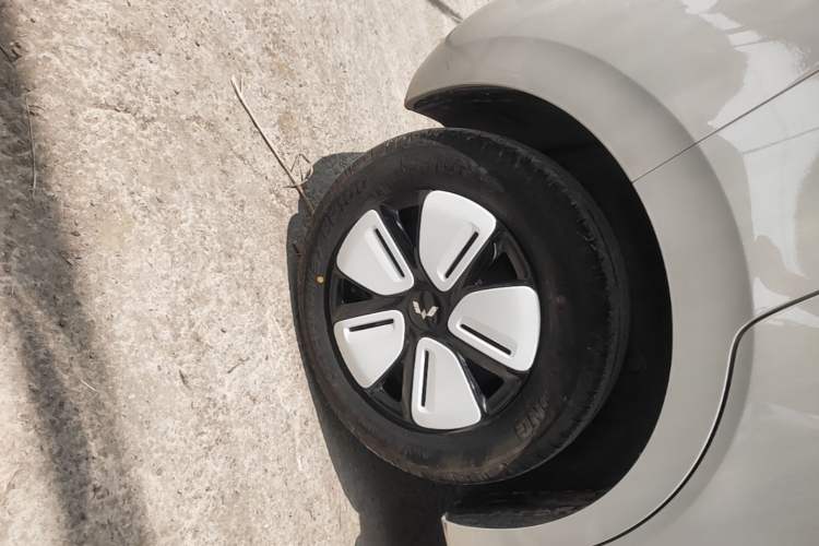 Used Wuling Hongguang MINIEV 2025 Four-Door Version Advanced Edition Right Rear Wheel Hub