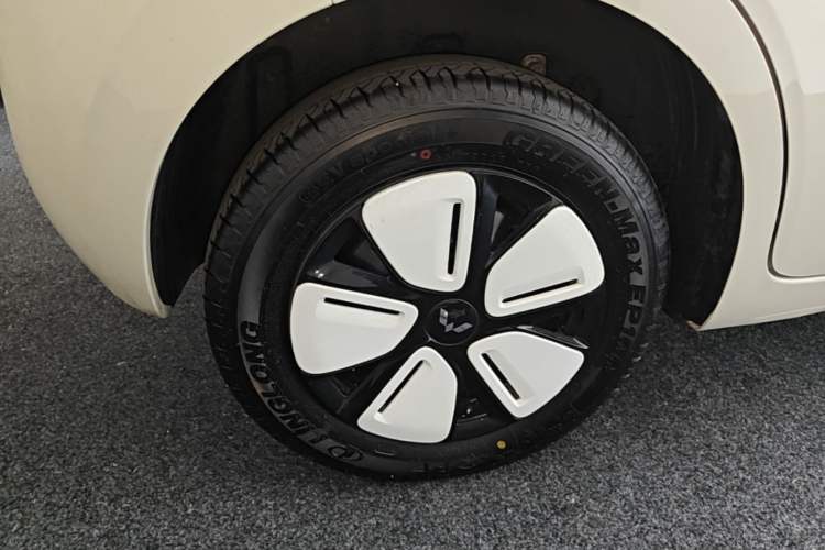 Used Wuling Hongguang MINIEV 2025 Four-Door Version Advanced Edition Right Rear Wheel Hub