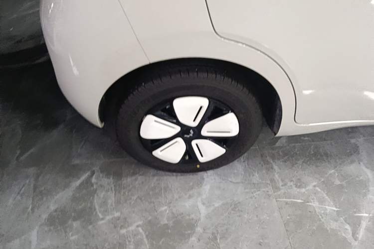 Used Wuling Hongguang MINIEV 2025 Four-Door Version Zhenxiang+ Edition Right Rear Wheel Hub