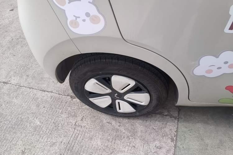 Used Wuling Hongguang MINIEV 2025 Four-Door Version Advanced Edition Right Rear Wheel Hub