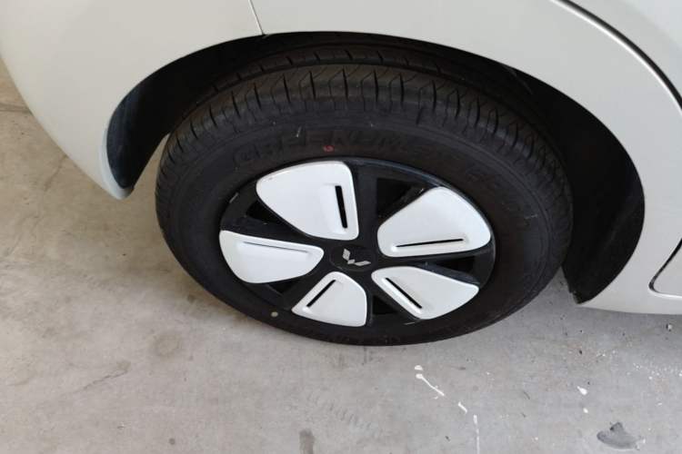 Used Wuling Hongguang MINIEV 2025 Four-Door Version Advanced Edition Right Rear Wheel Hub