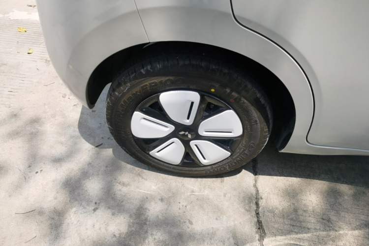 Used Wuling Hongguang MINIEV 2025 Four-Door Version Advanced Edition Right Rear Wheel Hub