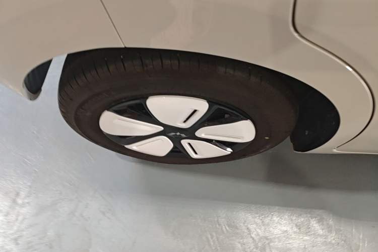 Used Wuling Hongguang MINIEV 2025 Four-Door Version Advanced Edition Right Rear Wheel Hub
