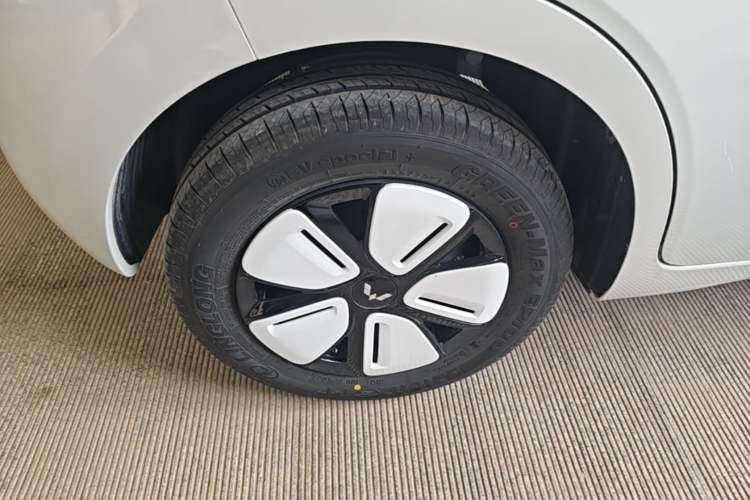 Used Wuling Hongguang MINIEV 2025 Four-Door Version Advanced Edition Right Rear Wheel Hub