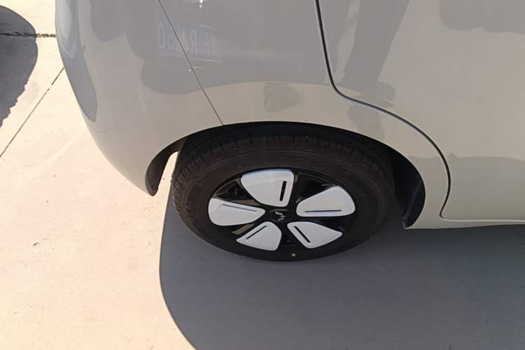 Used Wuling Hongguang MINIEV 2025 Four-Door Version Advanced Edition Right Rear Wheel Hub