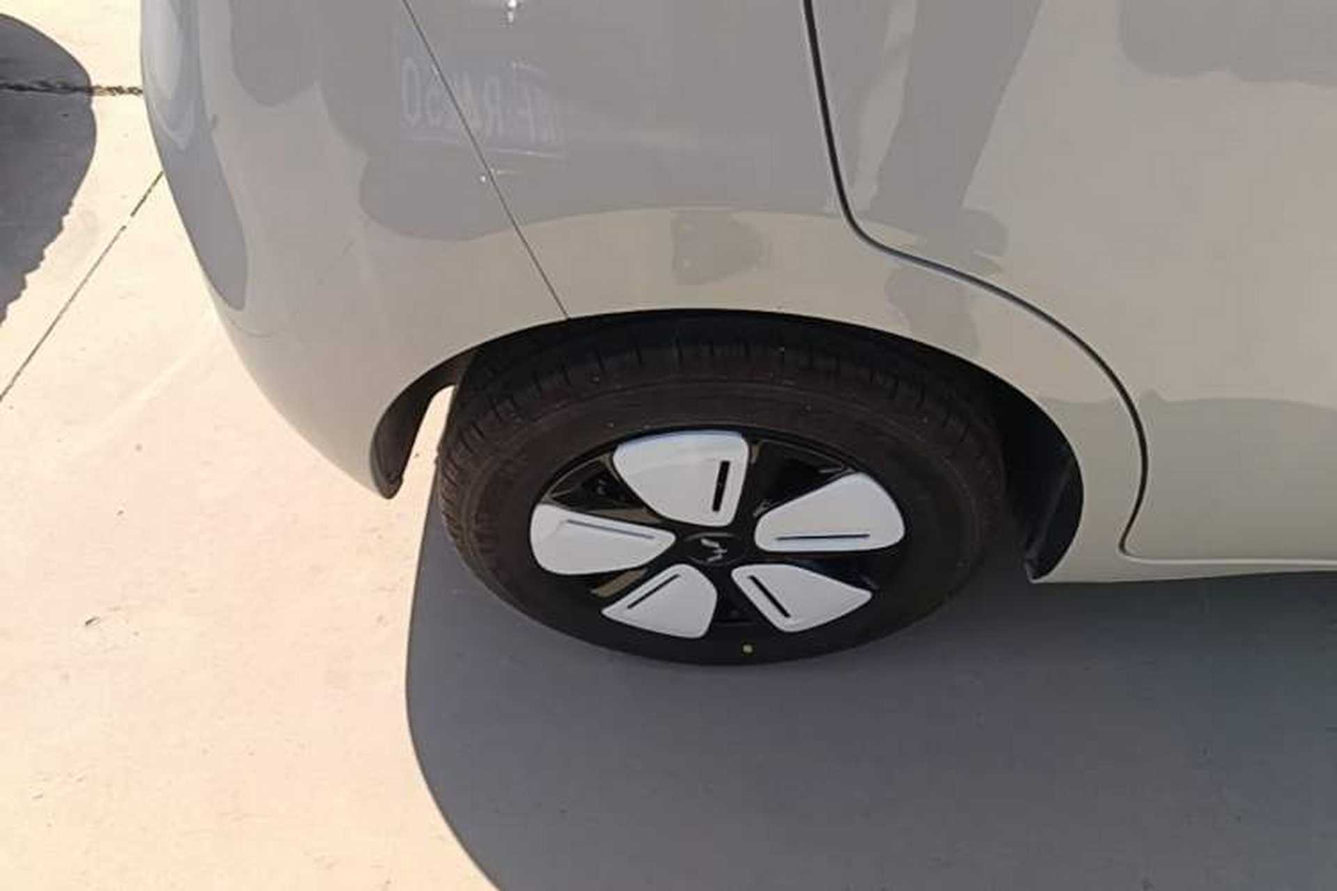 Used Wuling Hongguang MINIEV 2025 Four-Door Version Advanced Edition Right Rear Wheel Hub