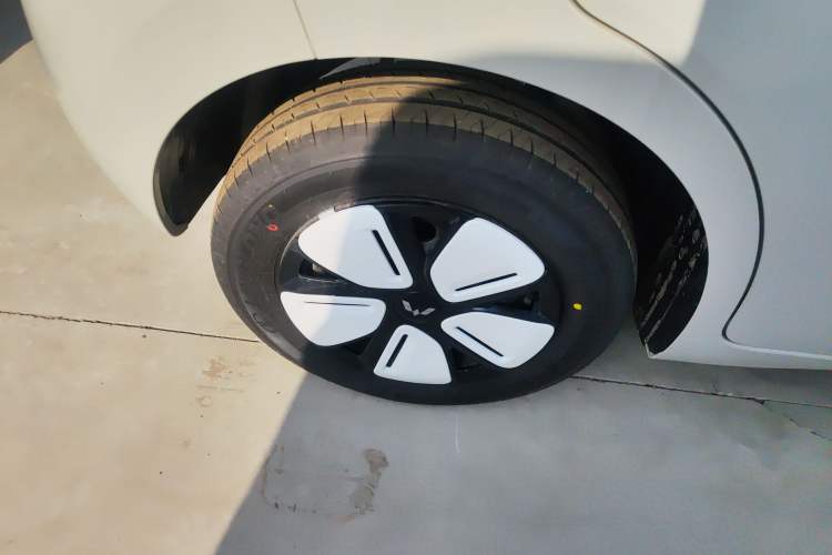 Used Wuling Hongguang MINIEV 2025 Four-Door Version Advanced Edition Right Rear Wheel Hub
