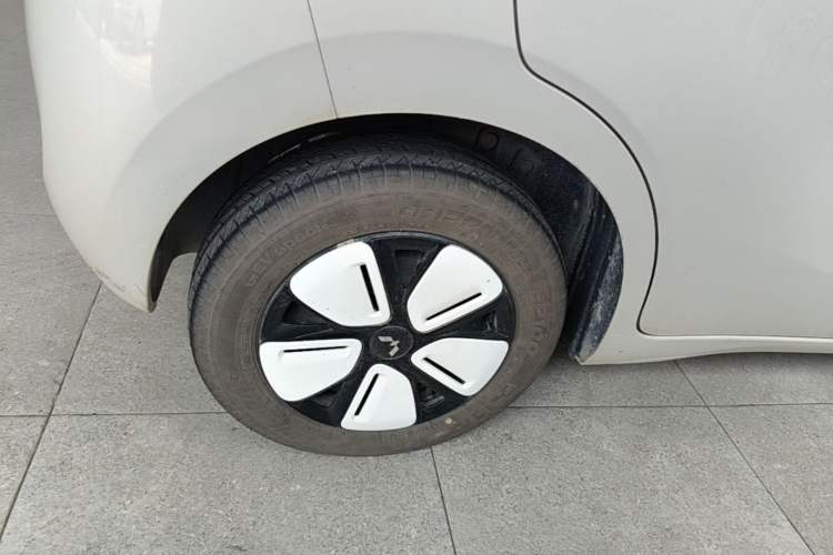 Used Wuling Hongguang MINIEV 2025 Four-Door Version Advanced Edition Right Rear Wheel Hub