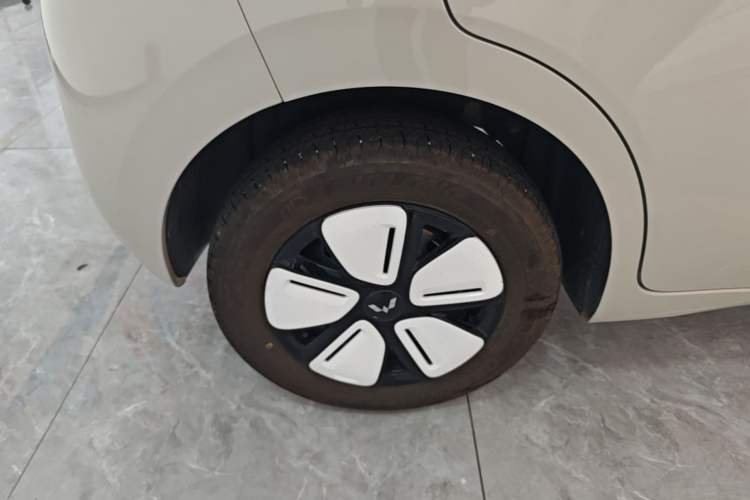 Used Wuling Hongguang MINIEV 2025 Four-Door Version Advanced Edition Right Rear Wheel Hub