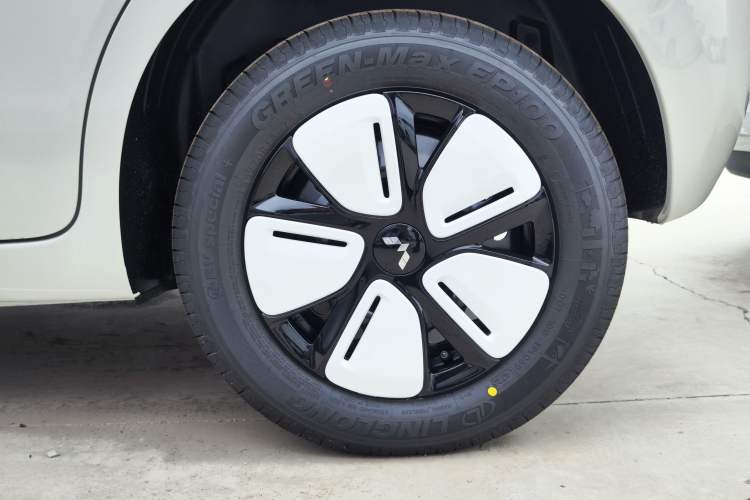 Used Wuling Hongguang MINIEV 2025 Four-Door Version Advanced Edition Right Rear Wheel Hub