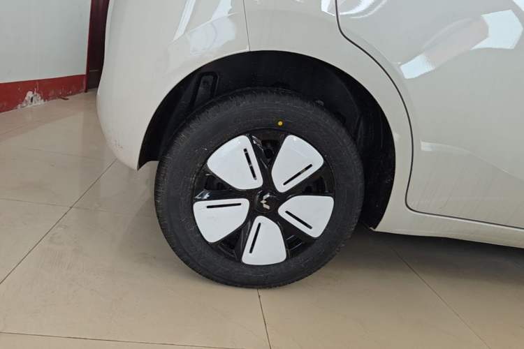 Used Wuling Hongguang MINIEV 2025 Four-Door Version Advanced Edition Right Rear Wheel Hub